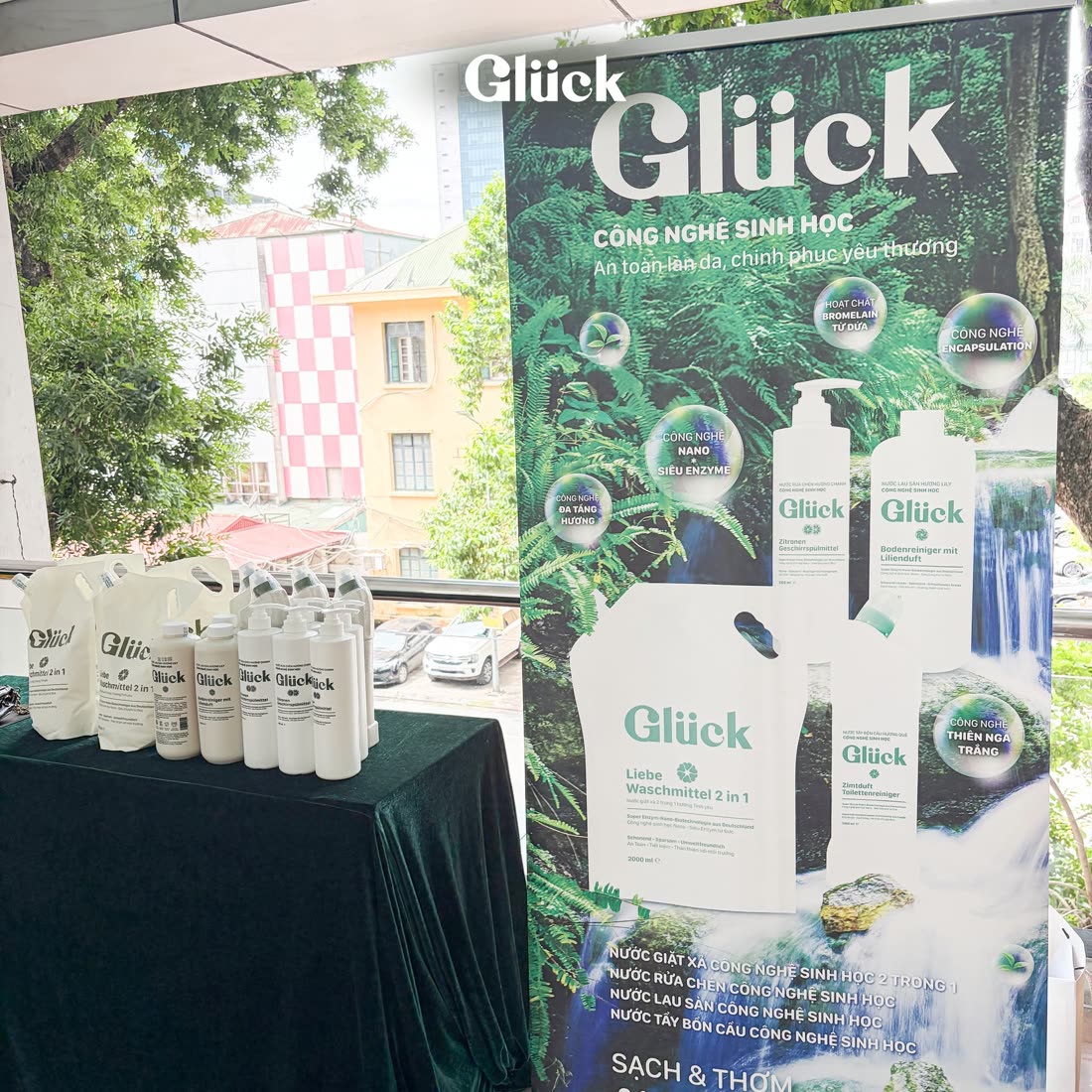 Khách hàng tại gian hàng GLUCK